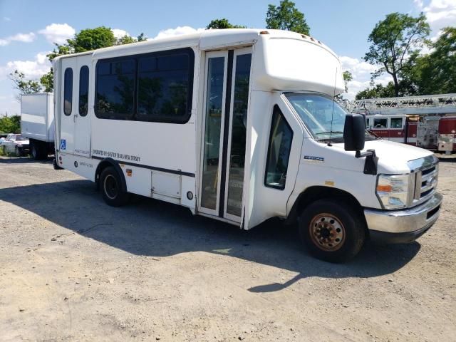 2013 Ford Econoline E450 Super Duty Cutaway Van