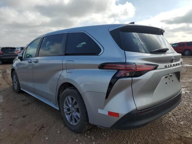 2022 Toyota Sienna LE