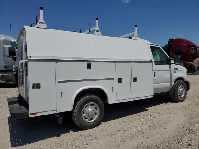 2012 Ford Econoline E350 Super Duty Cutaway Van