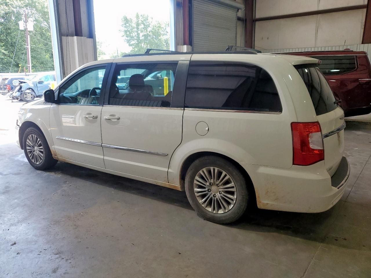 2013 Chrysler Town & Country Touring l