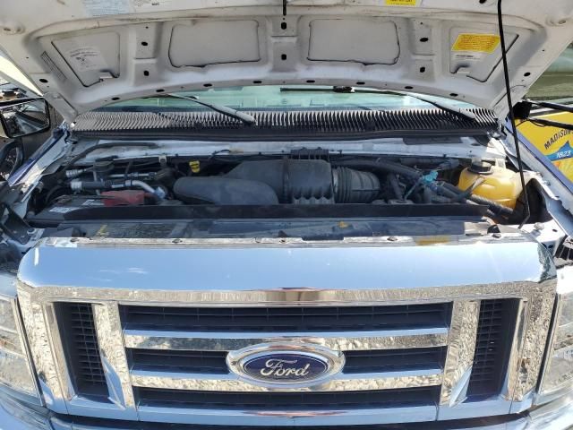 2016 Ford Econoline E450 Super Duty Cutaway Van