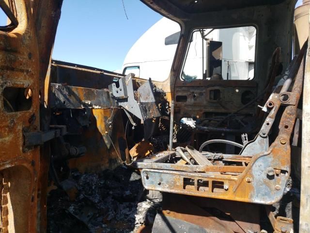2000 Mack CH600 Semi Truck
