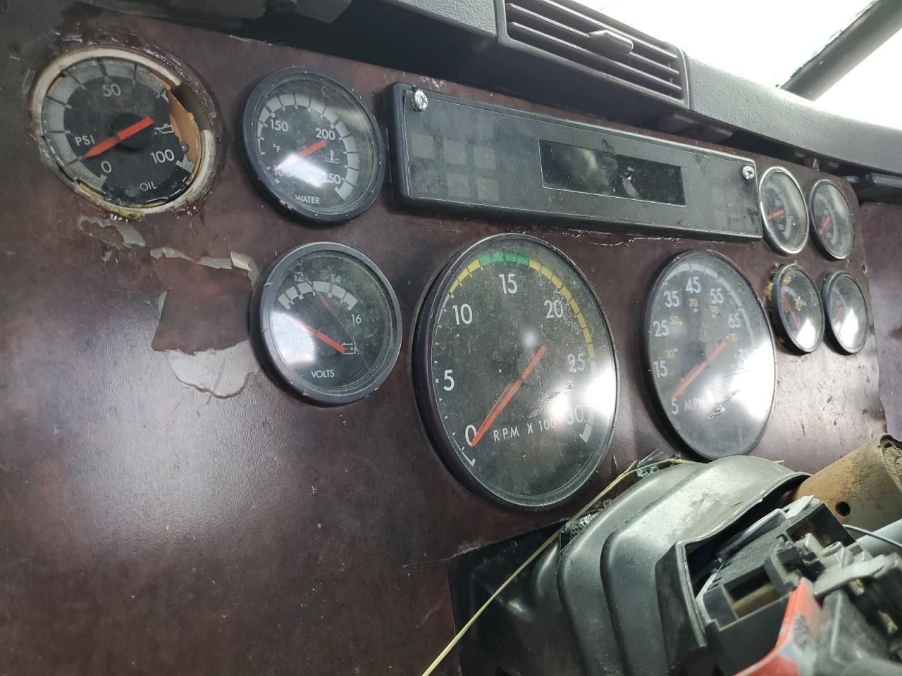 2001 Freightliner Century Class 120 Semi Truck
