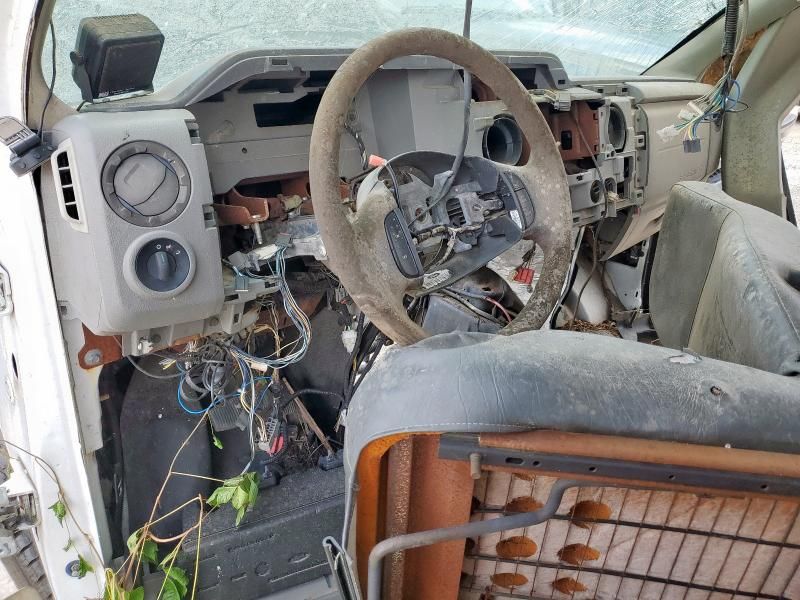 2013 Ford Econoline E350 Super Duty Cutaway Van