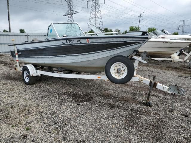 1990 Crestliner Boat
