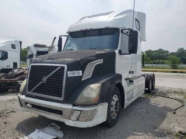 2005 Volvo VNL Semi Truck