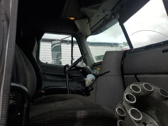 2005 Freightliner Columbia 120 Semi Truck