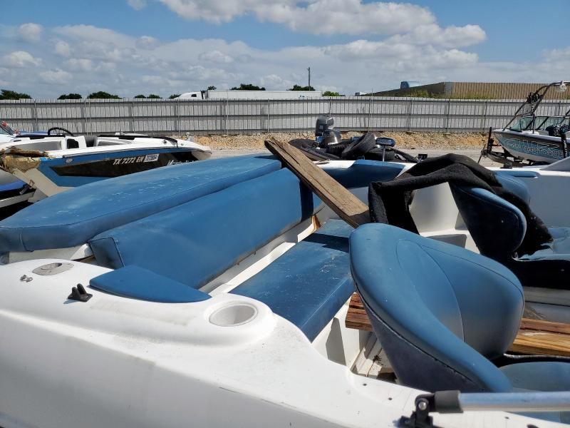 2000 Seacraft Boat