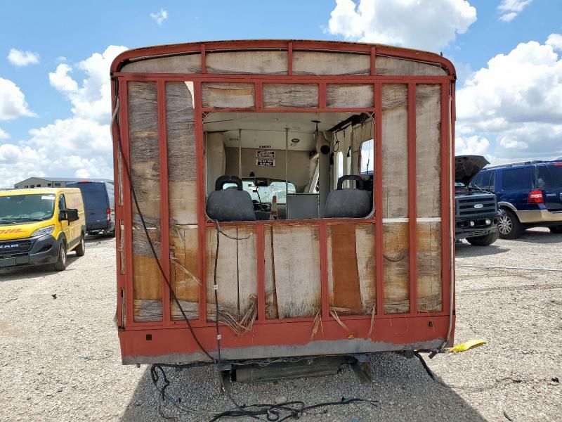 2013 Ford Econoline E350 Super Duty Cutaway Van