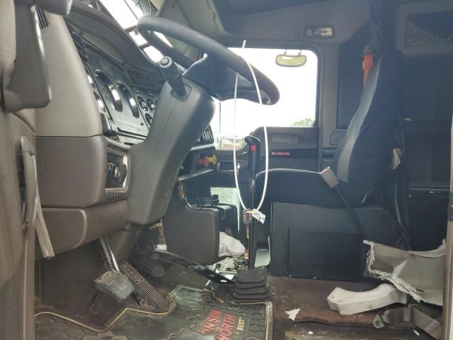 2012 Kenworth T600 Semi Truck