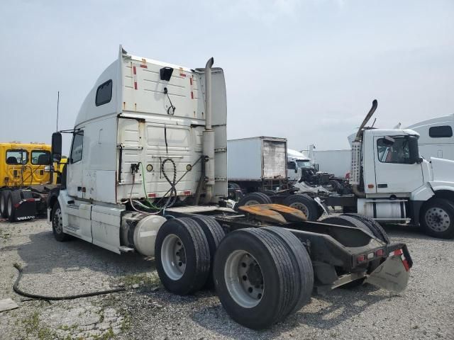2005 Volvo VNL Semi Truck
