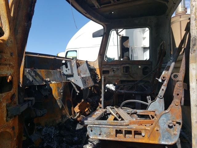 2000 Mack CH600 Semi Truck
