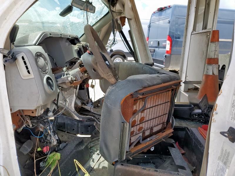 2013 Ford Econoline E350 Super Duty Cutaway Van