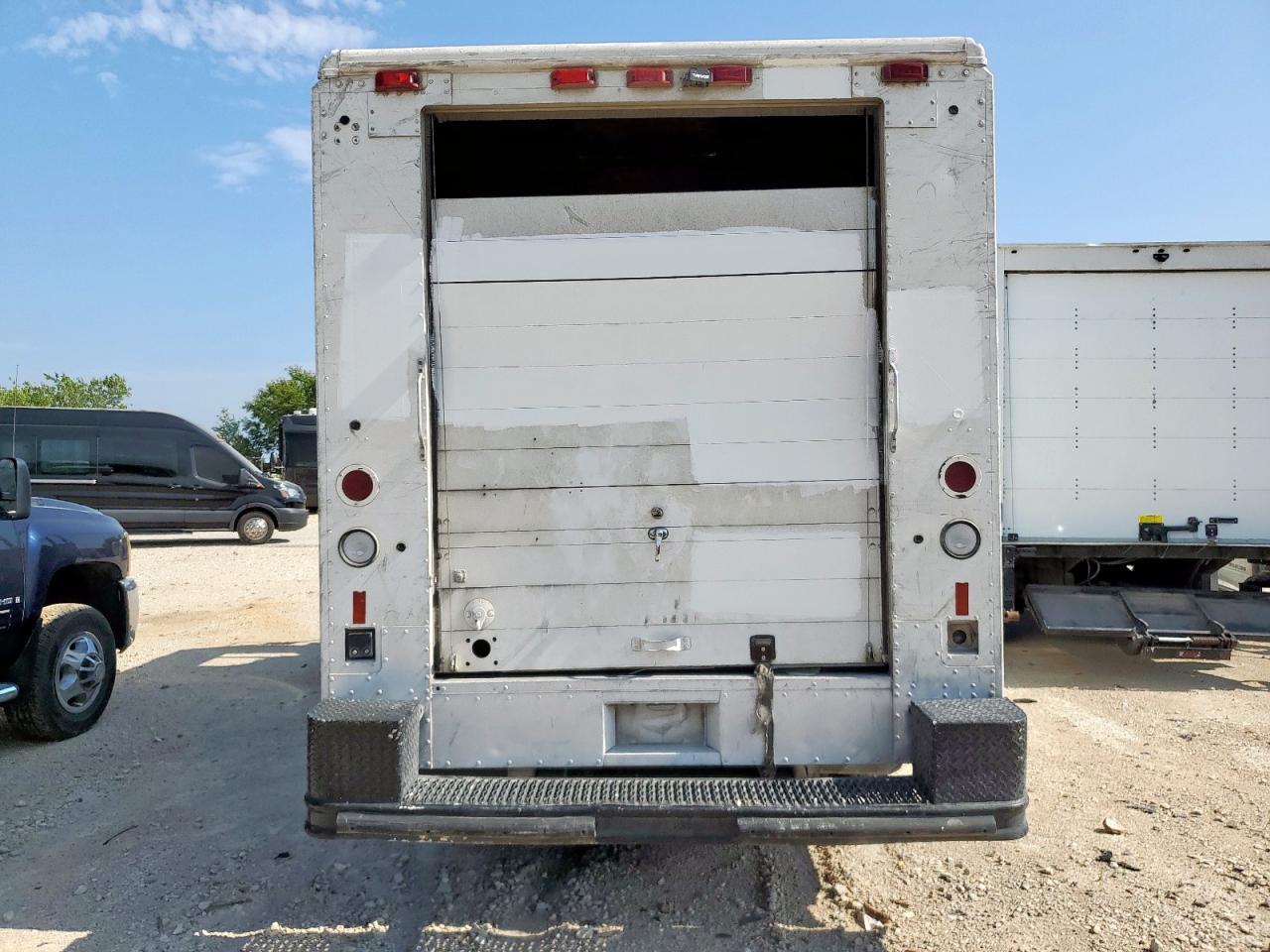 1998 Freightliner Chassis M Line WALK-IN Van