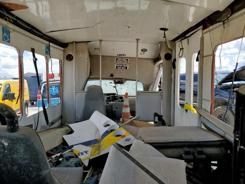 2013 Ford Econoline E350 Super Duty Cutaway Van