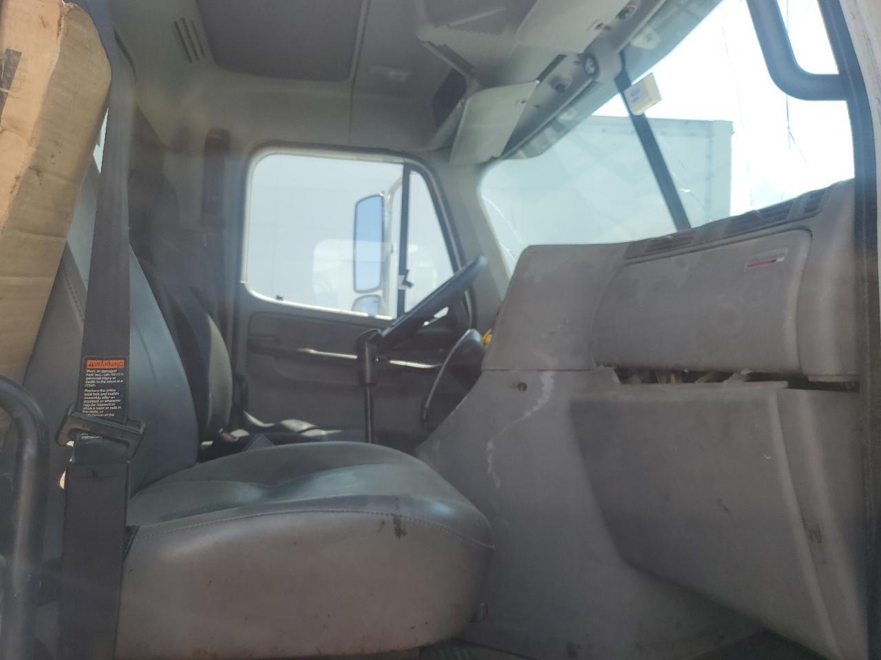 2005 Freigliner 2005 Freightliner Columbia 120 Semi Truck