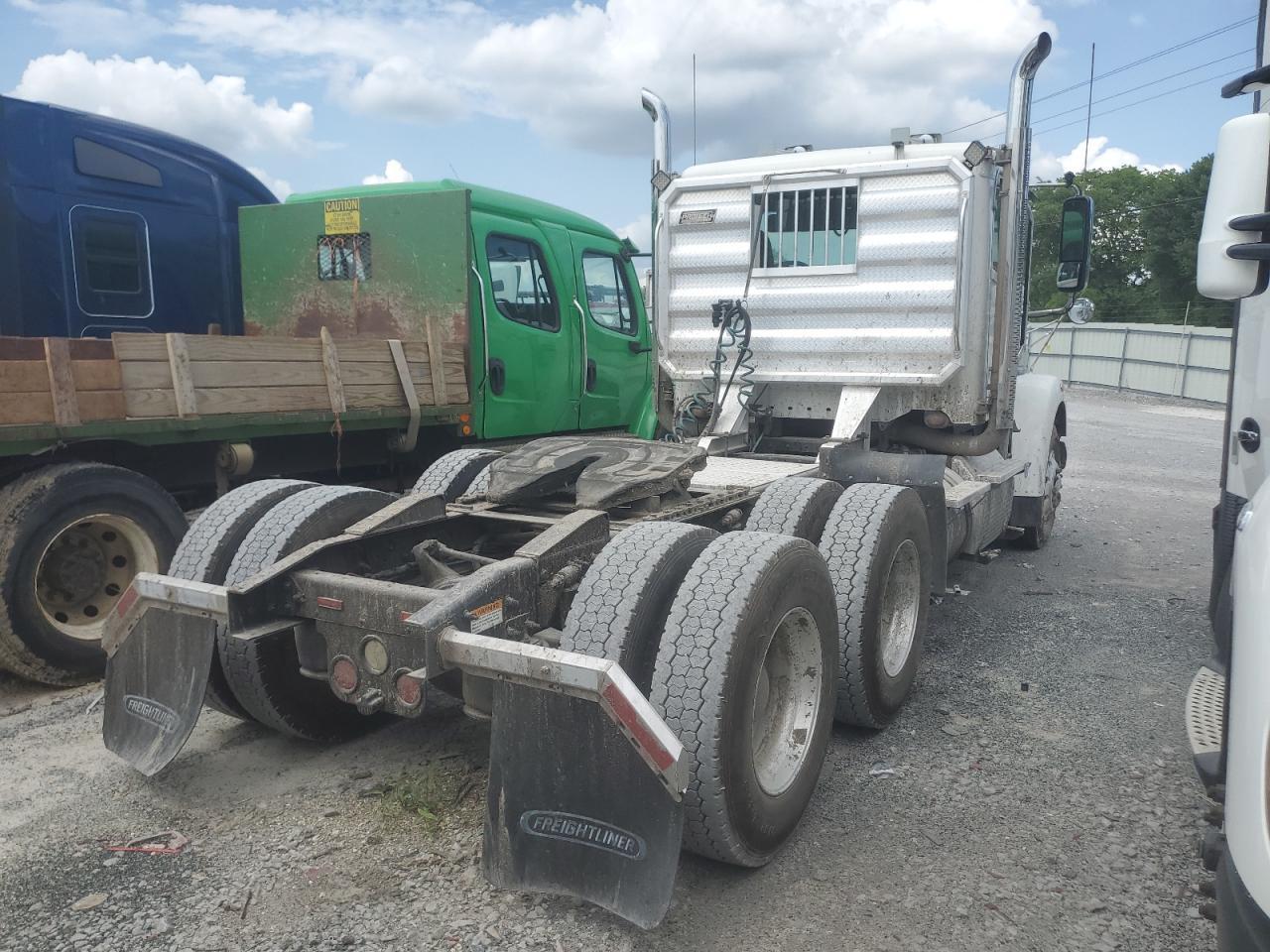 2016 Freightliner SD122 Semi Truck