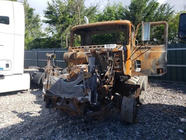 2000 Mack CH600 Semi Truck