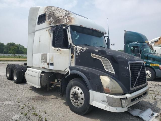 2005 Volvo VNL Semi Truck