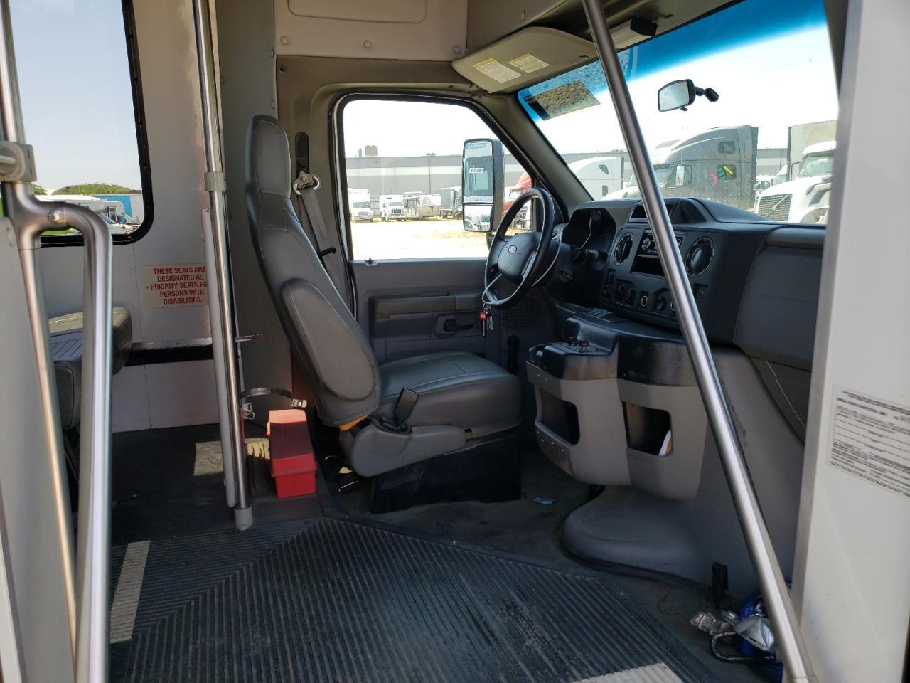 2014 Ford Econoline E450 Super Duty Cutaway Van