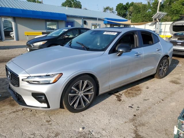 2022 Volvo S60 B5 Momentum