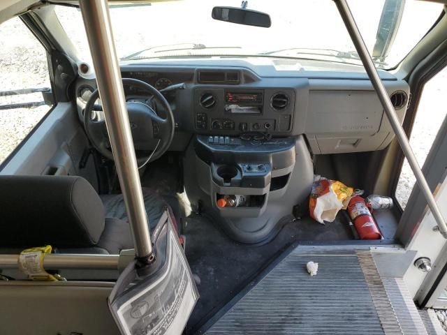 2016 Ford Econoline E450 Super Duty Cutaway Van