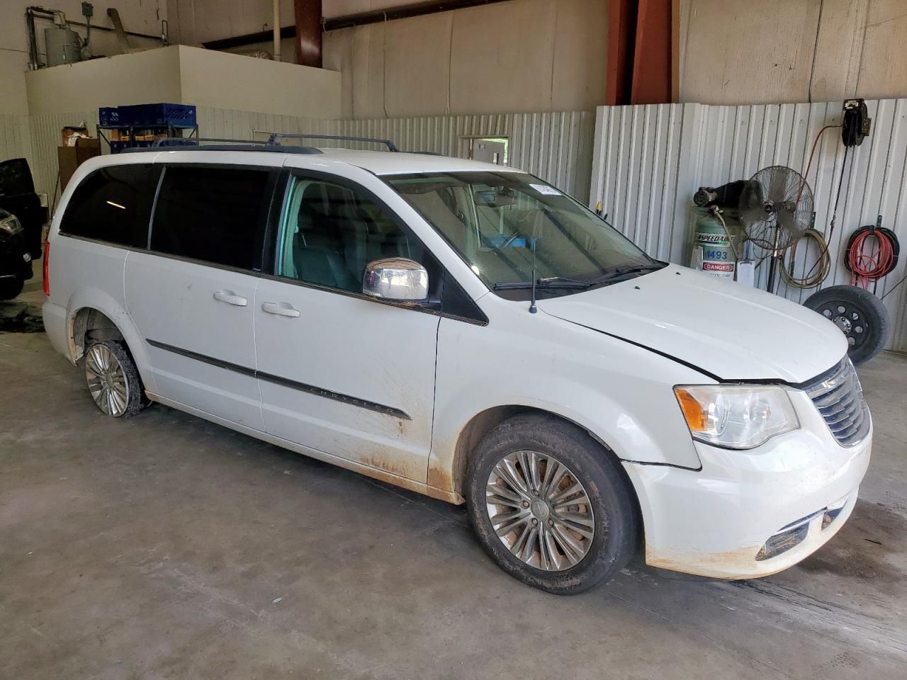 2013 Chrysler Town & Country Touring l