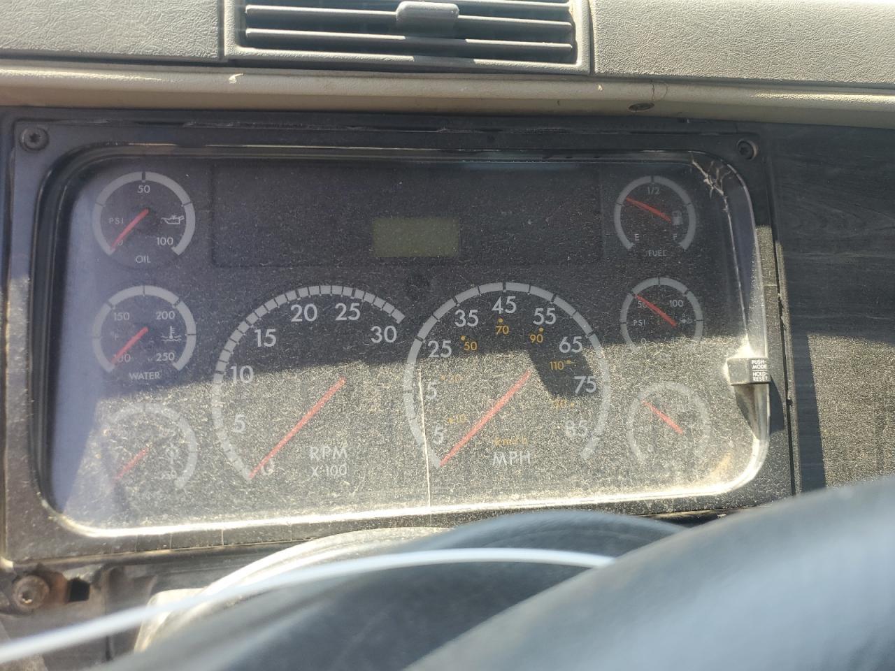 2005 Freigliner 2005 Freightliner Columbia 120 Semi Truck