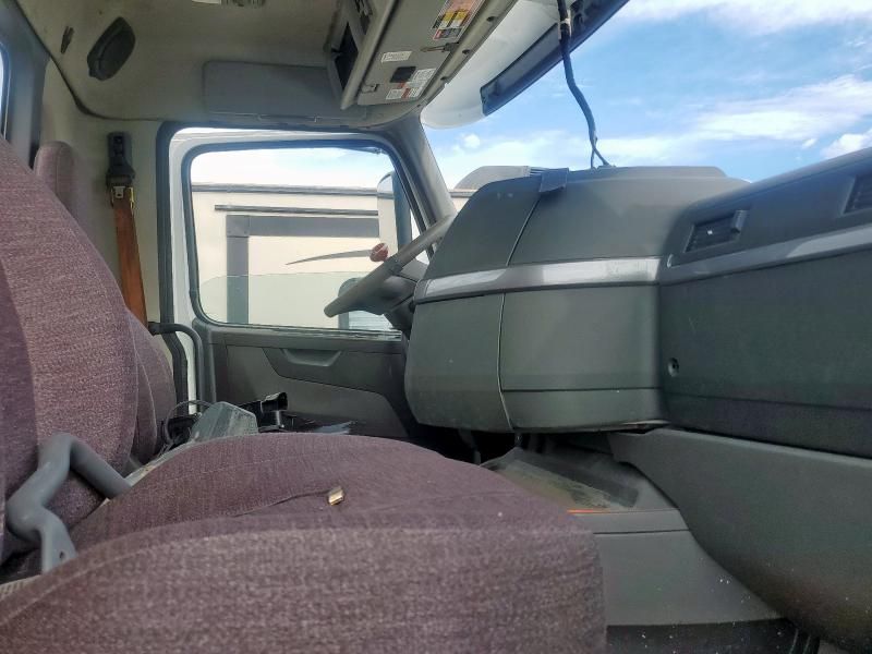 2023 Volvo VNR