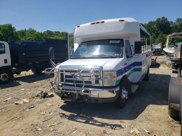 2011 Ford Econoline E450 Super Duty Cutaway Van