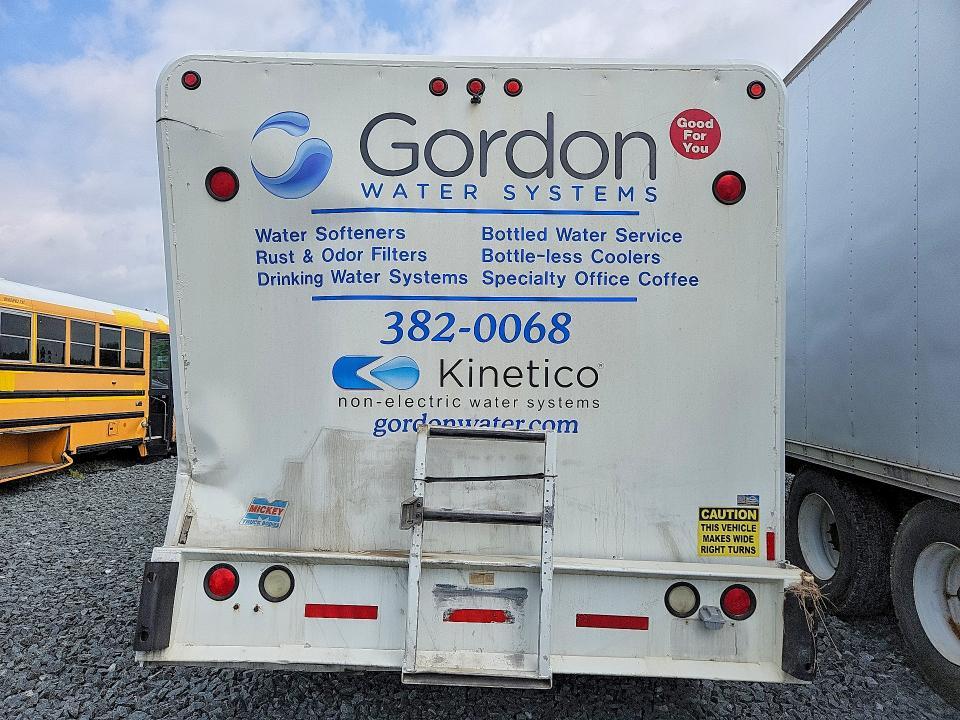 2004 International 4300 Delivery Truck