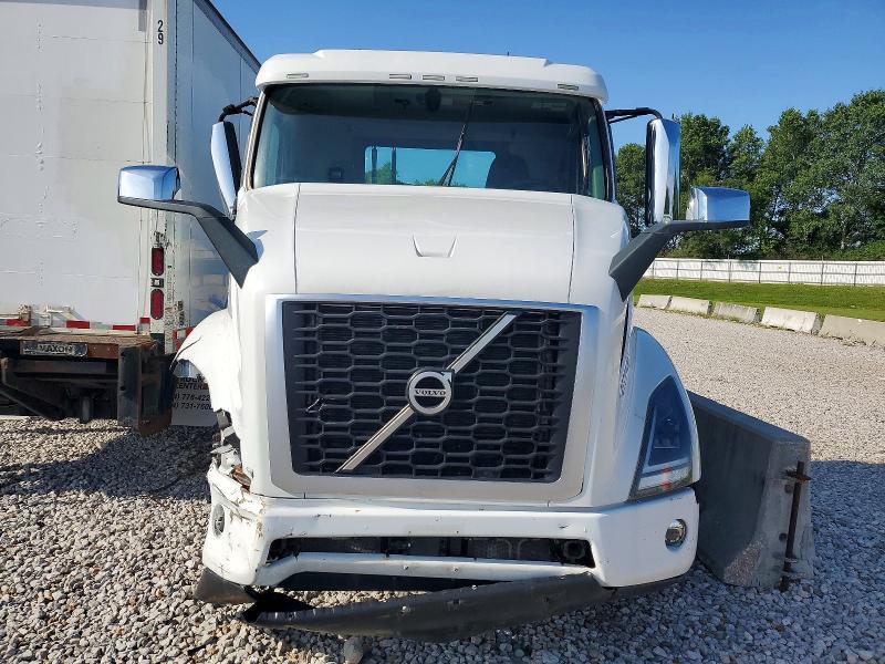 2021 Volvo VNR Semi Truck