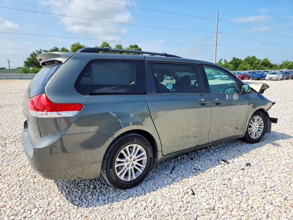 2012 Toyota Sienna xle 8-passenger