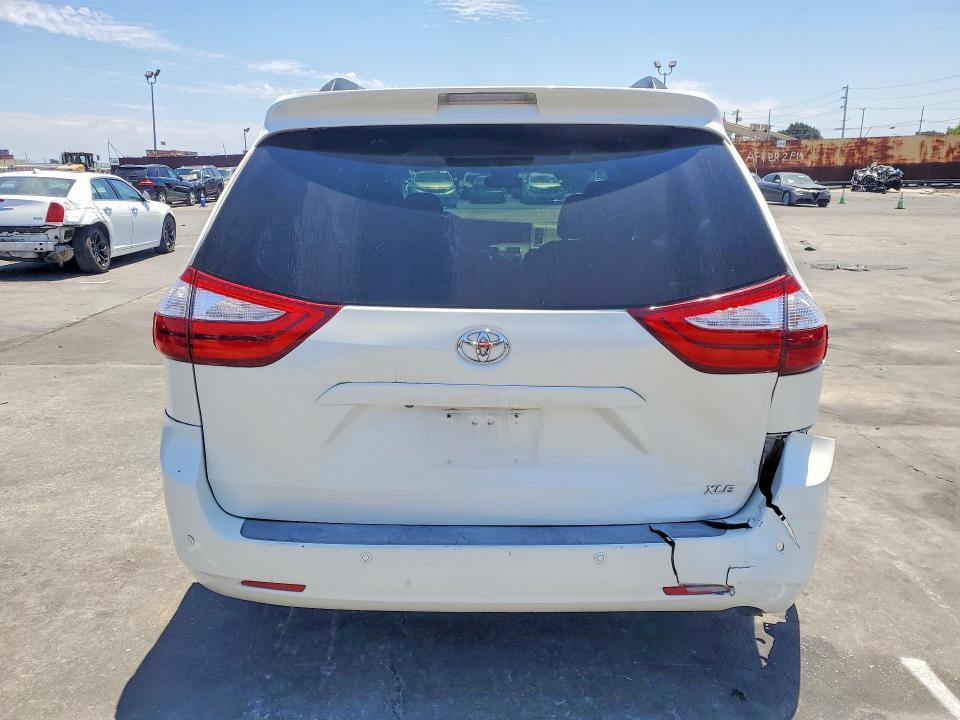 2015 Toyota Sienna xle 8-passenger