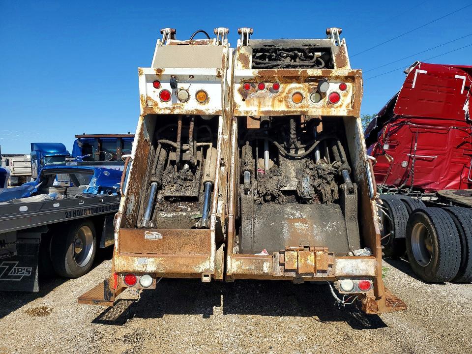 2001 International 4900 Refuse Truck