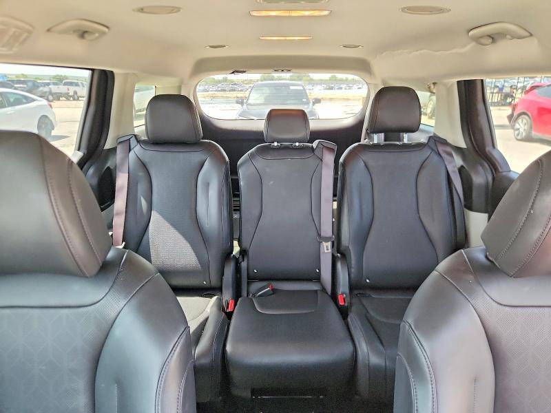 2023 KIA Carnival lx