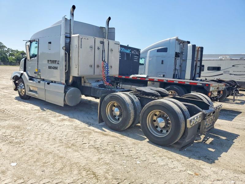 2012 Volvo VNL Semi Truck
