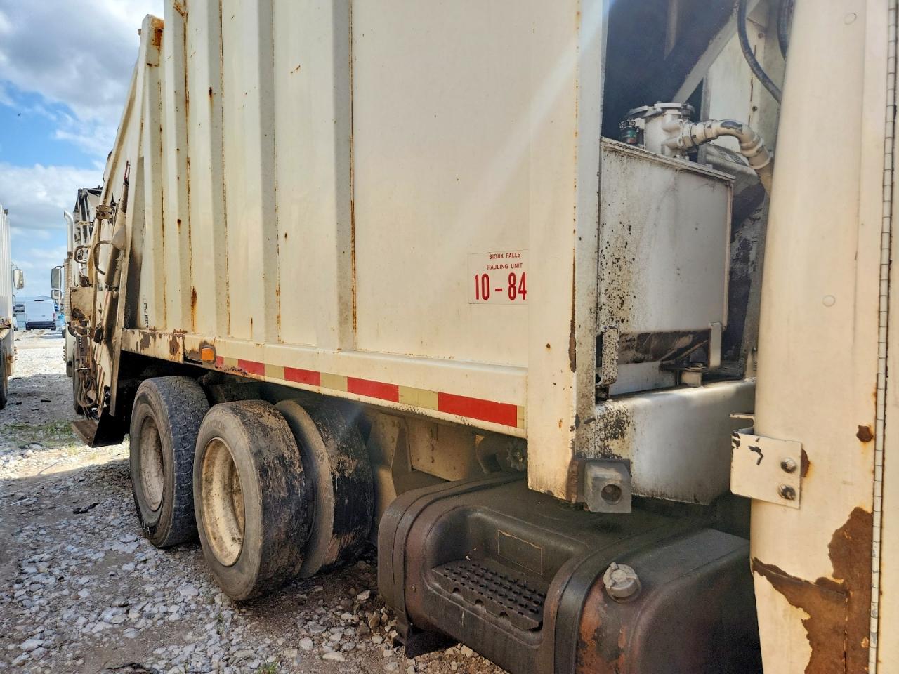 1998 International 4900 Refuse Truck
