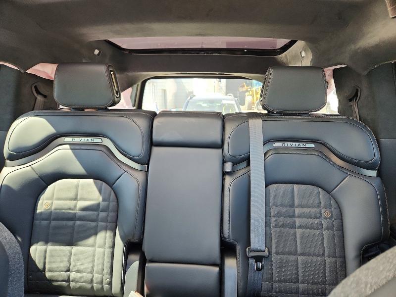 2025 Rivian R1S Premium