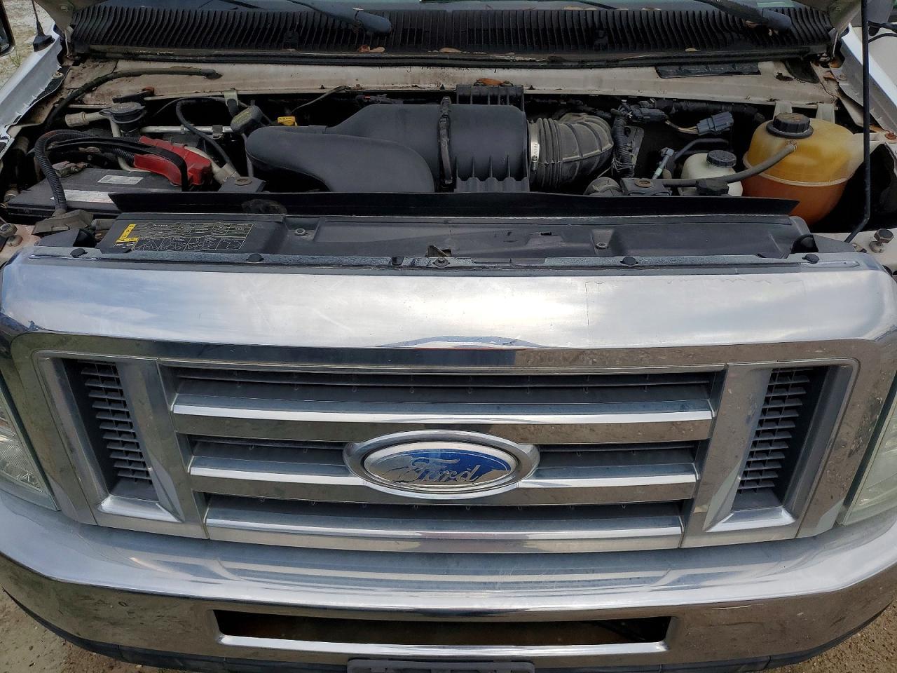 2014 Ford Econoline E450 Super Duty Cutaway Van