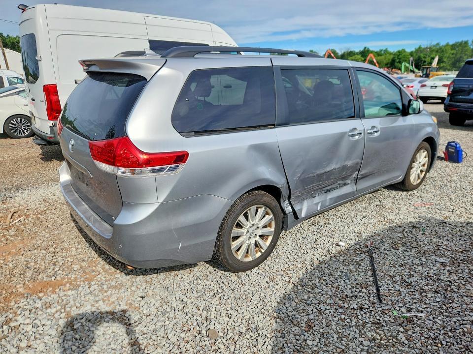2013 Toyota Sienna xle 7-passenger