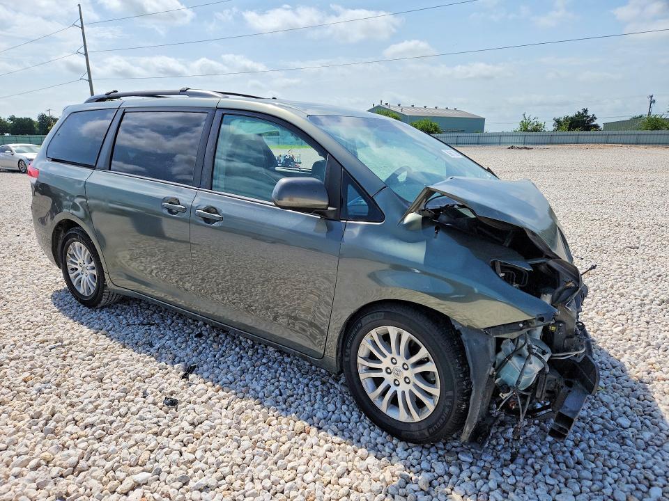 2012 Toyota Sienna xle 8-passenger