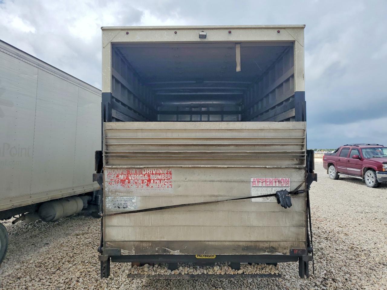 2013 Isuzu NPR BOX Truck