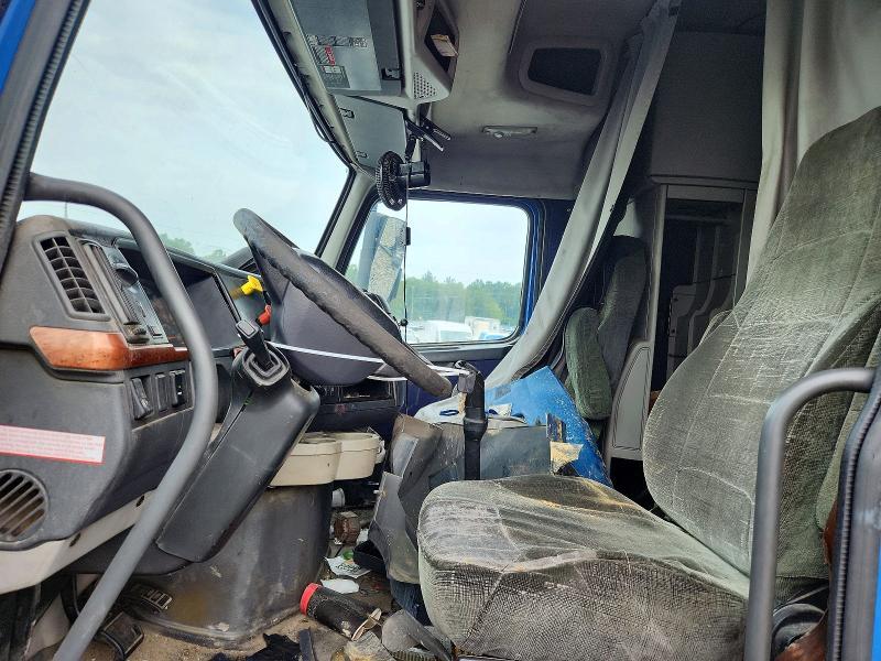 2006 Volvo VNL Semi Truck