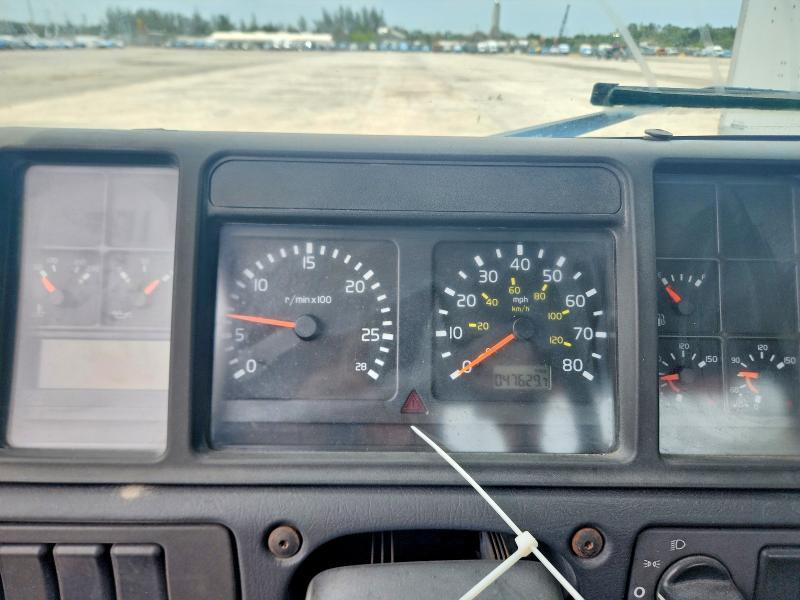 2000 Volvo VNL Semi Truck