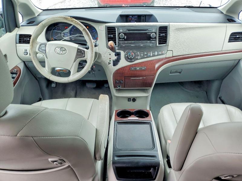 2013 Toyota Sienna xle 8-passenger