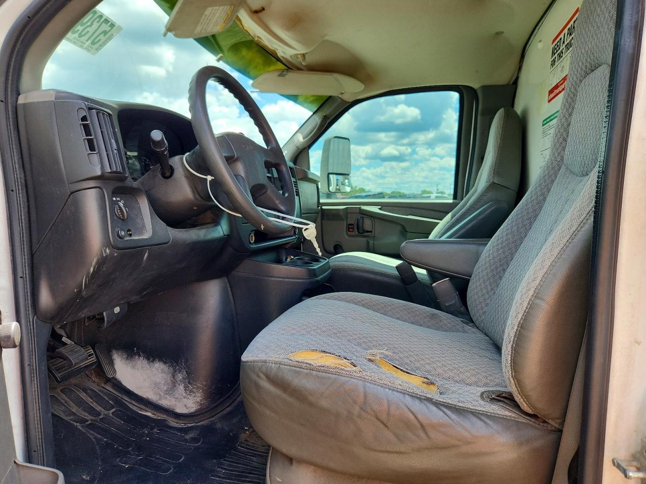 2004 GMC Savana BOX Truck