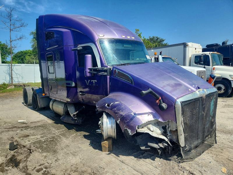 2014 Kenworth T680 Semi Truck