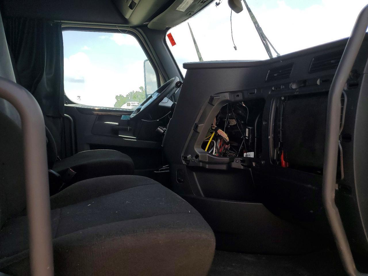 2025 Freightliner Cascadia 126