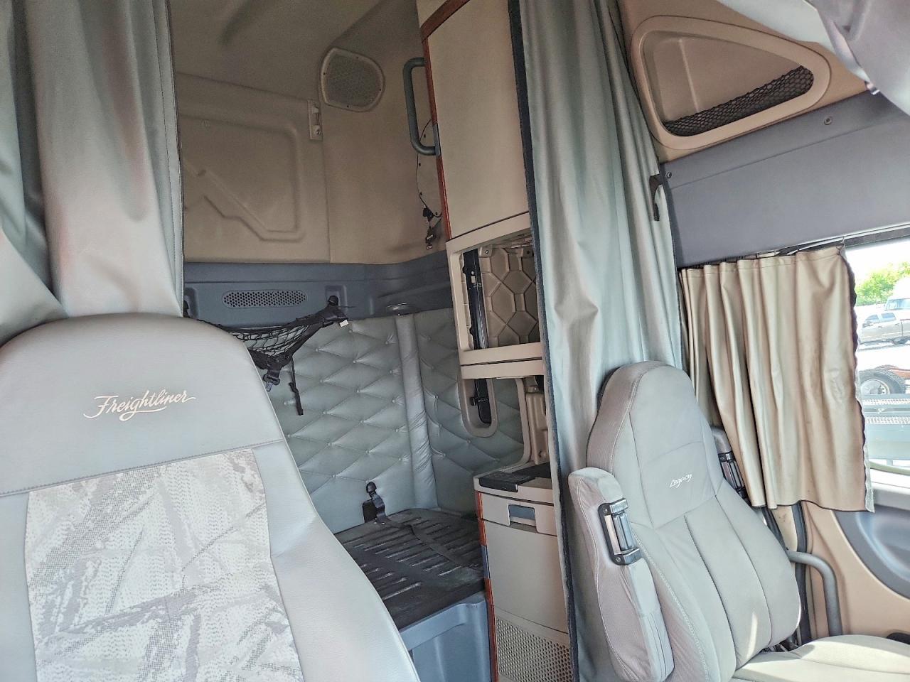 2015 Freightliner Cascadia Semi Truck